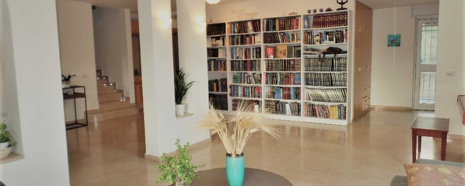 assets/images/properties/ER13 Living Room Bookshelf.jpg